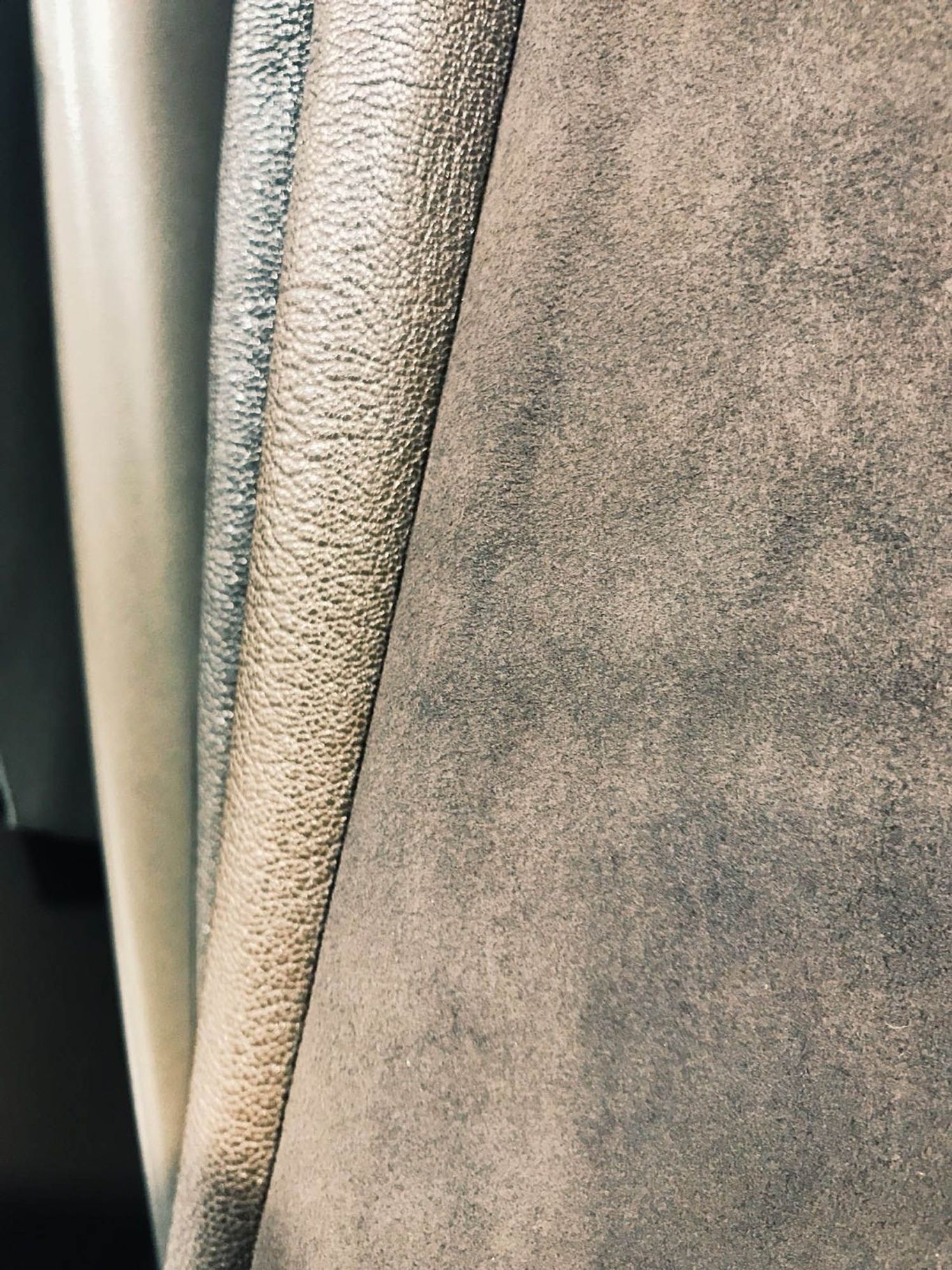 Elegante Wildleder Und Metallische Lederdesigns Für Mode - Qualitatives Lederprodukt Hergestellt Von Altınok Deri. Kontakt Für B2B-Bestellungen.