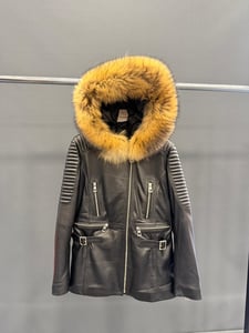 Schwarze Damen Lederjacke Mit Luxuriöser Pelzkapuze