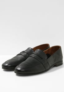 Elegant Leather Babette Flat Shoe Design - Quality Leather Product Manufactured By Lota Ayakkabi Ve Deri̇ San. Ve Ti̇c. A.ş.. Contact For B2B Orders.
