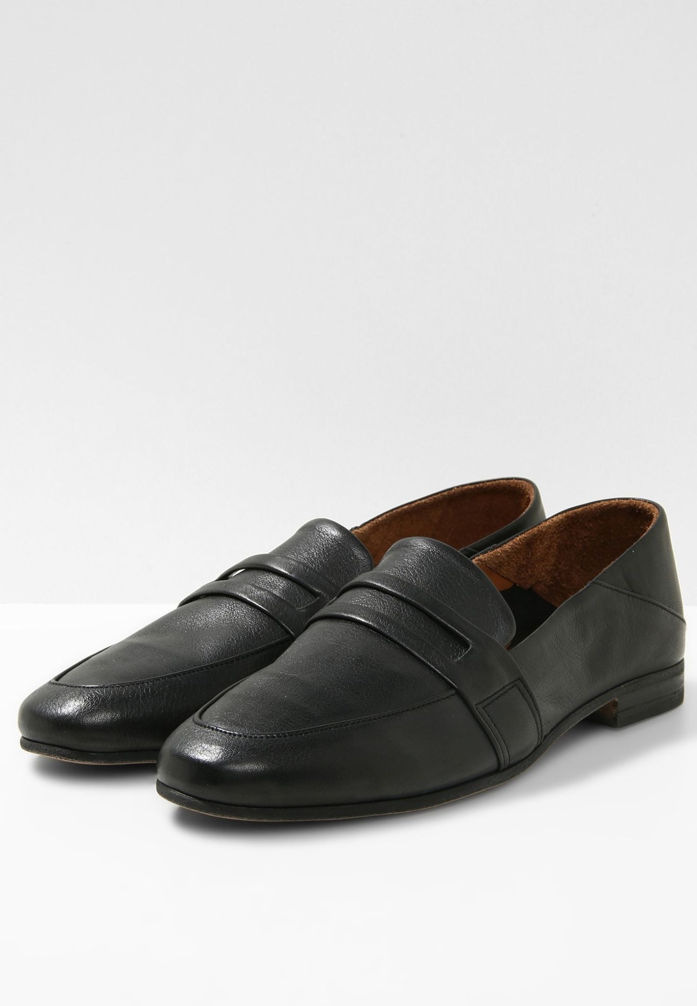 Elegant Leather Babette Flat Shoe Design - Quality Leather Product Manufactured By Lota Ayakkabi Ve Deri̇ San. Ve Ti̇c. A.ş.. Contact For B2B Orders.