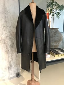 Zeitloser Eleganz Treffende Schwarze Shearling Damenmantel Mit Luxuriösem Design - Qualitatives Lederprodukt Hergestellt Von Aba Deri Sanayi Ve Ticaret Limited Şirketi. Kontakt Für B2B-Bestellungen.