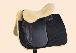 Eleganter Schwarzer Ledersattel Mit Luxuriösem Lammfell - Qualitatives Lederprodukt Hergestellt Von As Erdoğan Deri̇ San. Ti̇c. Ltd. Şti̇.. Kontakt Für B2B-Bestellungen.