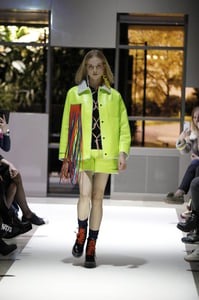 Auffällige Neon Gelbe Glänzende Shearling Jacke - Qualitatives Lederprodukt Hergestellt Von Vlasta Kopylova Kurk Deri San. Ve Tic. A.s.. Kontakt Für B2B-Bestellungen.