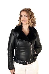 Damen Schwarze Lammfell Bikerjacke Asymmetrischem Echtleder Design - Qualitatives Lederprodukt Hergestellt Von Derma Deri̇ Ti̇c. Ve San. Ltd. Şti̇.. Kontakt Für B2B-Bestellungen.