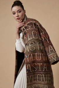 Jacquard Webmuster Metallicfäden Eleganter Mantel - Qualitatives Lederprodukt Hergestellt Von Vlasta Kopylova Kurk Deri San. Ve Tic. A.s.. Kontakt Für B2B-Bestellungen.