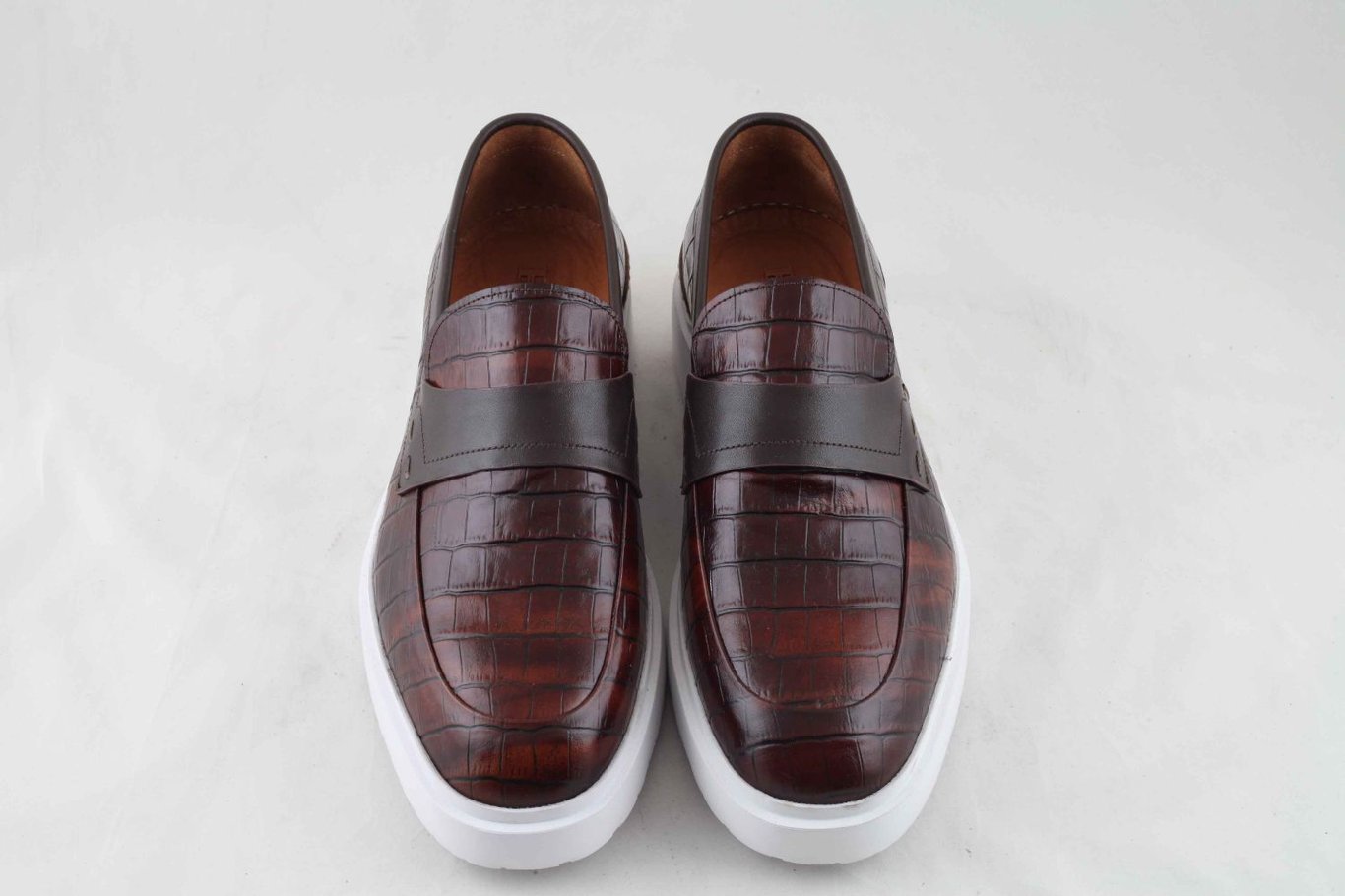 Leather Upper Men  Sneakers - Quality Leather Product Manufactured By Vesba Ayakkabicilik İhr İth Ti̇c San Ltd Şti̇. Contact For B2B Orders.