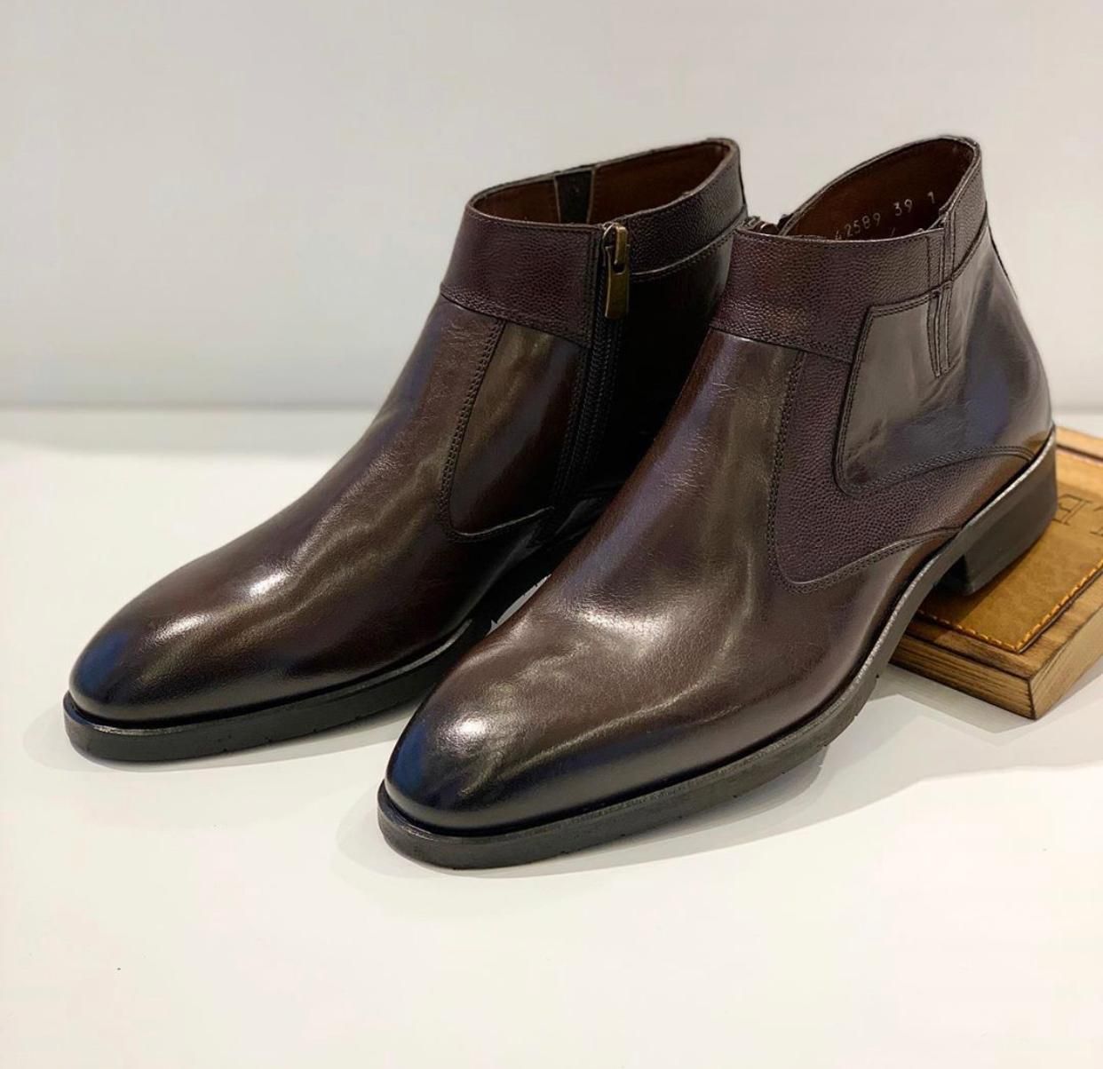 Edle Glänzende Dunkelbraune Echtleder Herrenstiefel - Qualitatives Lederprodukt Hergestellt Von Deva Ayakkabi San Ve Tic Ltd Sti. Kontakt Für B2B-Bestellungen.