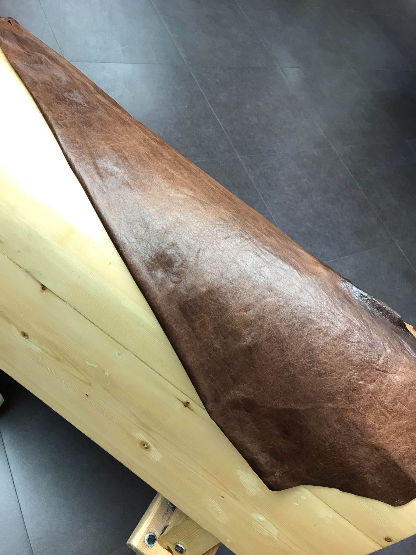 Lwg Silver Ovine Leather For Elegant Garments - Quality Leather Product Manufactured By Çeti̇nkaya Kürk Deri̇ Konfeksi̇yon Tarim Sanayi̇ Ve  Ti̇caret Li̇mi̇ted Şi̇rketi̇. Contact For B2B Orders.