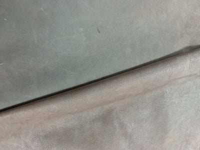 Premium Boxkalb Leder Mit Natürlicher Distressed Optik - Qualitatives Lederprodukt Hergestellt Von Turgut Kardeşler Deri̇ Ve Ayakkabi Sanayi̇ Ti̇caret Li̇mi̇ted Şi̇rketi̇. Kontakt Für B2B-Bestellungen.