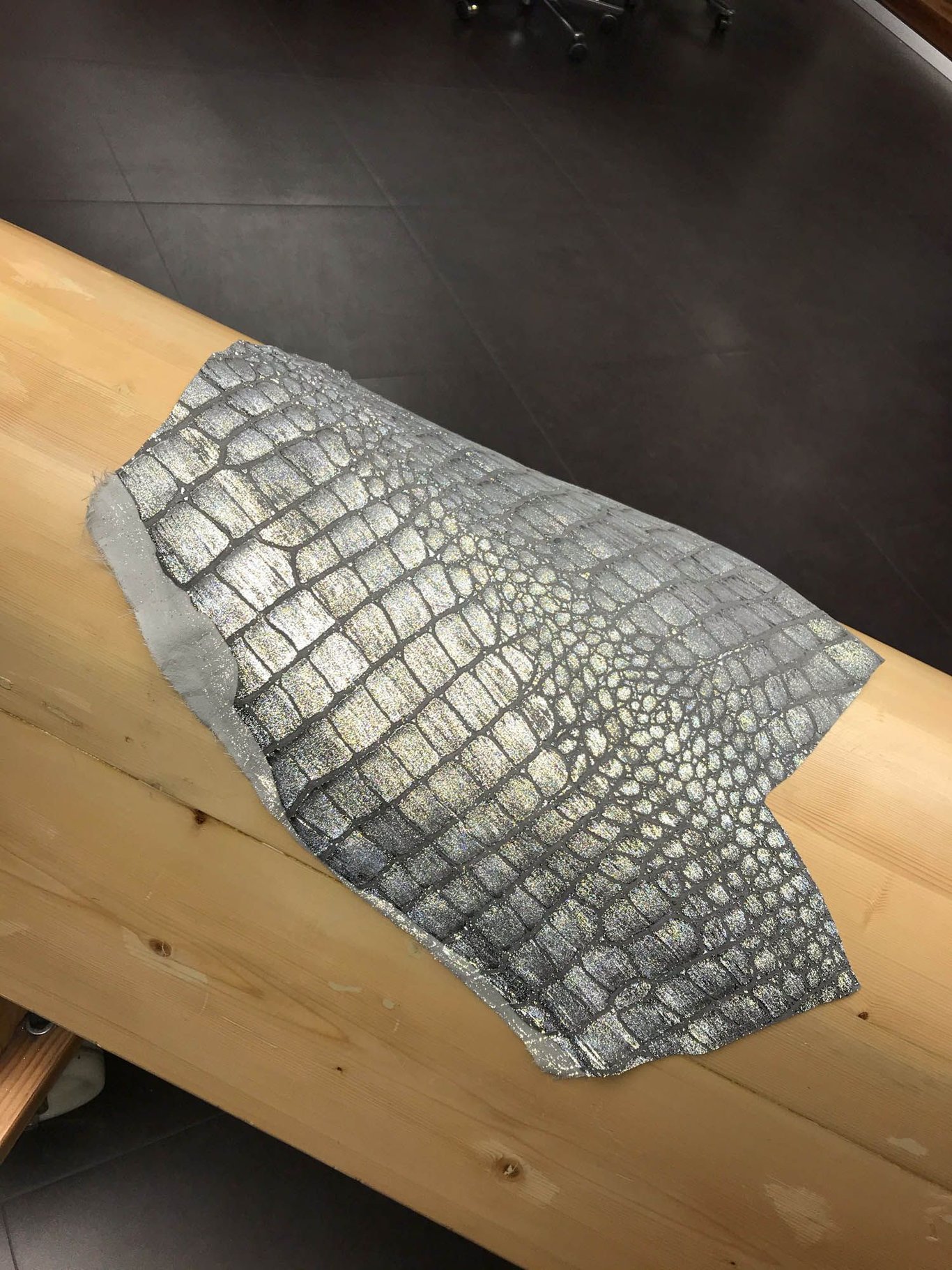 Shimmering Metallic Crocodile Embossed Leather - Quality Leather Product Manufactured By Çeti̇nkaya Kürk Deri̇ Konfeksi̇yon Tarim Sanayi̇ Ve  Ti̇caret Li̇mi̇ted Şi̇rketi̇. Contact For B2B Orders.