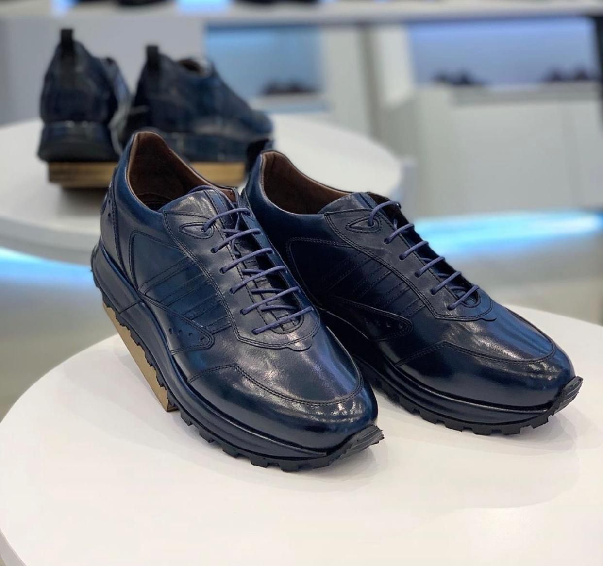 Marineblaue Leder Herrenschuhe Moderne Eleganz - Qualitatives Lederprodukt Hergestellt Von Deva Ayakkabi San Ve Tic Ltd Sti. Kontakt Für B2B-Bestellungen.