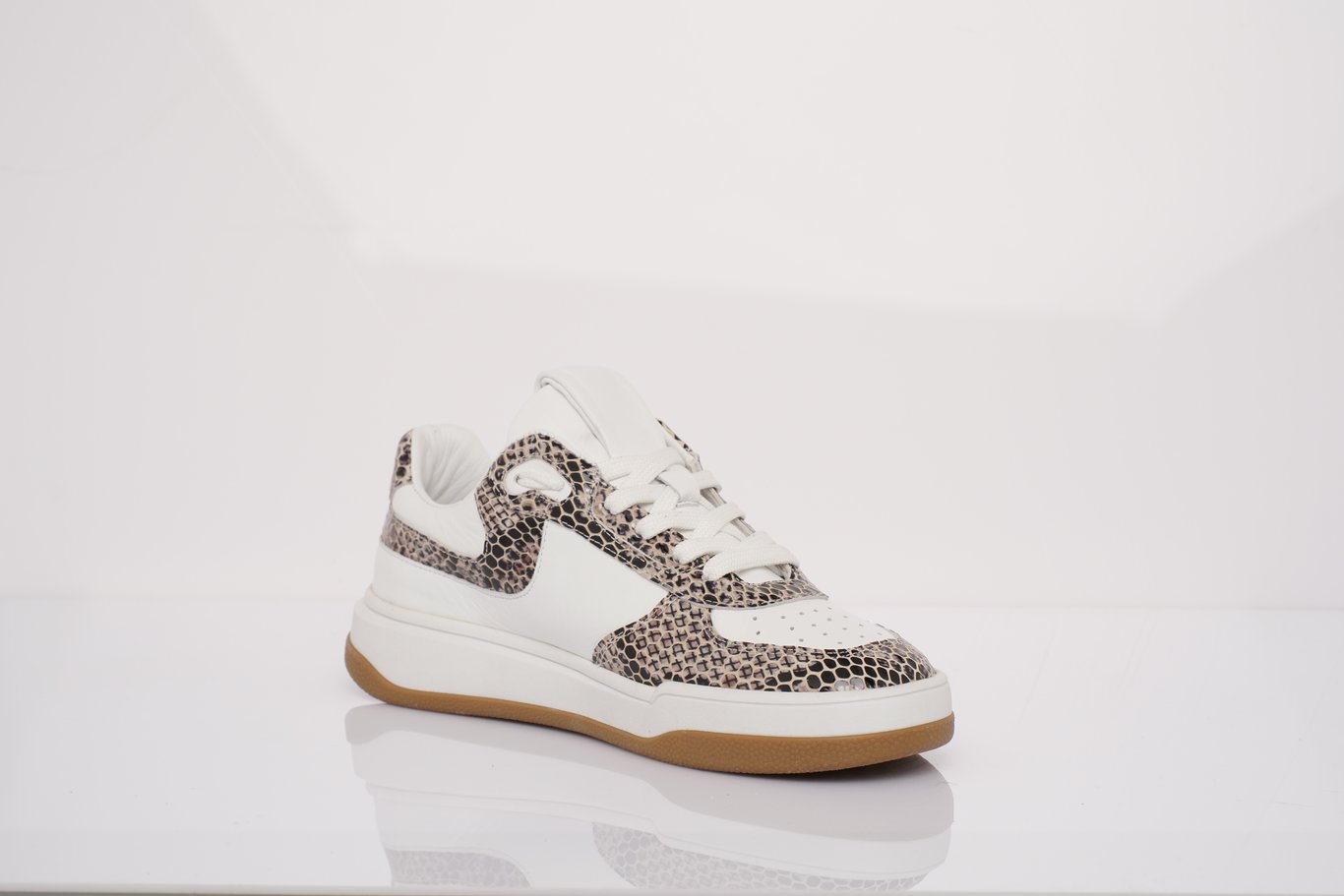 Chic White Snake Print Leather Womens Sneaker - Quality Leather Product Manufactured By Ali̇oğlu Grup Ayakkabi San. İç Ve Diş Ti̇c. A.ş.. Contact For B2B Orders.