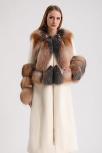 Eleganter Cremefarbener Lammfellmantel Pelz Akzente - Qualitatives Lederprodukt Hergestellt Von Leatherclub Teks. Ve Deri Turz. İnş. San. Tic. Ltd. Şti. Kontakt Für B2B-Bestellungen.