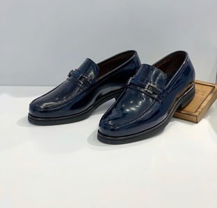 Marineblaue Glänzende Schnallen Loafer Herrenschuhe - Qualitatives Lederprodukt Hergestellt Von Deva Ayakkabi San Ve Tic Ltd Sti. Kontakt Für B2B-Bestellungen.