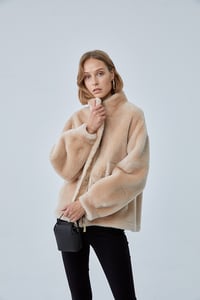 Luxurious Beige Genuine Shearling Jacket - Quality Leather Product Manufactured By Leatherport Deri̇ Ürünleri̇ İç Ve Diş Ti̇c. Ltd. Şti̇. Contact For B2B Orders.