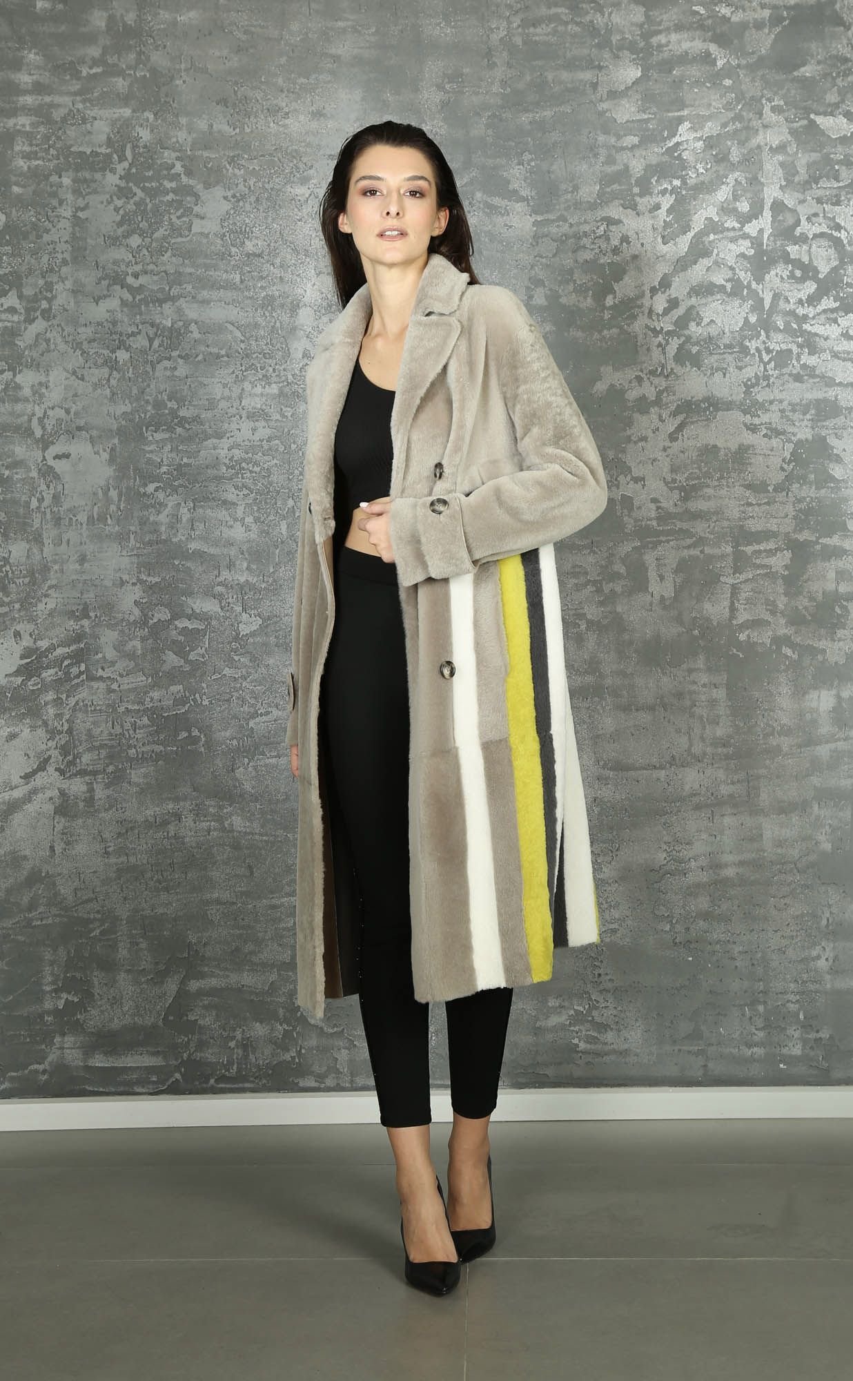 Eleganter Shearling Mantel Für Damen Mit Patchwork Design - Qualitatives Lederprodukt Hergestellt Von Rubi̇s Deri̇ci̇li̇k San. Ve Ti̇c. Ltd. Şti̇.. Kontakt Für B2B-Bestellungen.