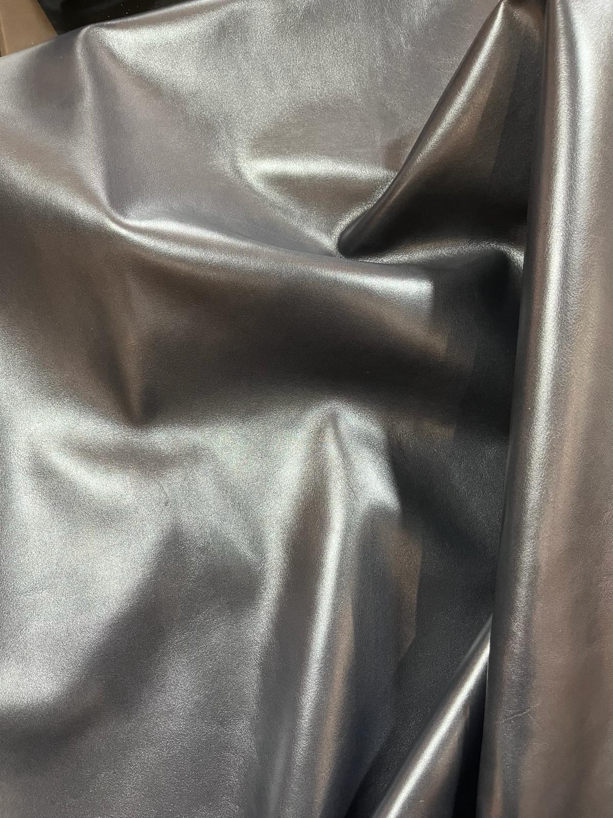 Glänzendes Metallisches Schwarzleder Für Schuhe - Qualitatives Lederprodukt Hergestellt Von Pelle Deri Tekstil Sanayi Ve Ticaret Anonim Sirketi. Kontakt Für B2B-Bestellungen.