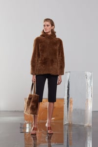 Elegante Kapuzen Lammfelljacke Moderner Chic - Qualitatives Lederprodukt Hergestellt Von Süed Mod Deri̇ci̇li̇k San Ve Ti̇c Ltd. Şti̇.. Kontakt Für B2B-Bestellungen.