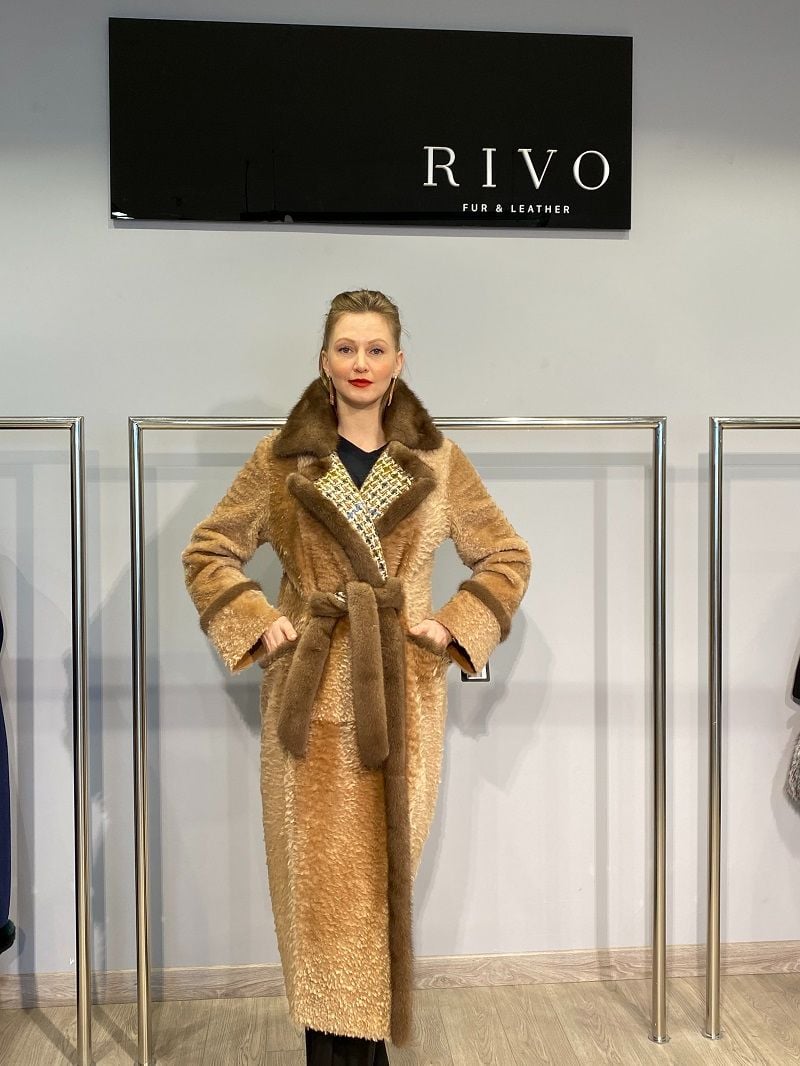 Luxuriöser Shearling Mantel Elegante Pelz Details - Qualitatives Lederprodukt Hergestellt Von Ri̇-Vo Deri̇ Ve Teks. San. Ti̇c. Ltd. Şti̇.. Kontakt Für B2B-Bestellungen.