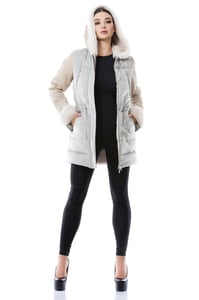 Chic Two Tone Fur Trim Hooded Winter Coat - Quality Leather Product Manufactured By G.r. Deri̇ Teksti̇l Ayakkabi Ve Hedi̇yeli̇k  Eşya Ürünleri̇ San.ve Ti̇c. Ltd. Şti̇.. Contact For B2B Orders.