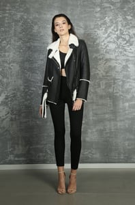 Elegante Schwarze Shearling Lammleder Damen Jacke - Qualitatives Lederprodukt Hergestellt Von Rubi̇s Deri̇ci̇li̇k San. Ve Ti̇c. Ltd. Şti̇.. Kontakt Für B2B-Bestellungen.
