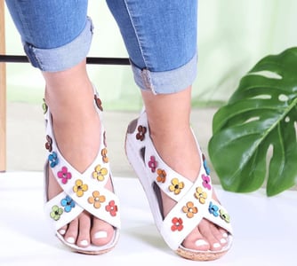 Bunte Blüten Echtes Leder Damen Sommersandalen - Qualitatives Lederprodukt Hergestellt Von Karyoka Ayakkabi San Ve Diş Ti̇c. A.ş.. Kontakt Für B2B-Bestellungen.