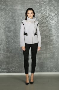 Asymmetrische Helllila Shearling Jacke Mit Schwarzen Akzenten - Qualitatives Lederprodukt Hergestellt Von Rubi̇s Deri̇ci̇li̇k San. Ve Ti̇c. Ltd. Şti̇.. Kontakt Für B2B-Bestellungen.