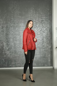 Damen Rote Shearling Bikerjacke Trendiger Urbaner Style - Qualitatives Lederprodukt Hergestellt Von Rubi̇s Deri̇ci̇li̇k San. Ve Ti̇c. Ltd. Şti̇.. Kontakt Für B2B-Bestellungen.