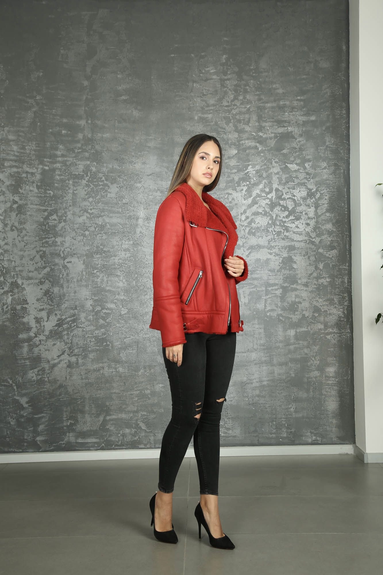 Damen Rote Shearling Bikerjacke Trendiger Urbaner Style - Qualitatives Lederprodukt Hergestellt Von Rubi̇s Deri̇ci̇li̇k San. Ve Ti̇c. Ltd. Şti̇.. Kontakt Für B2B-Bestellungen.