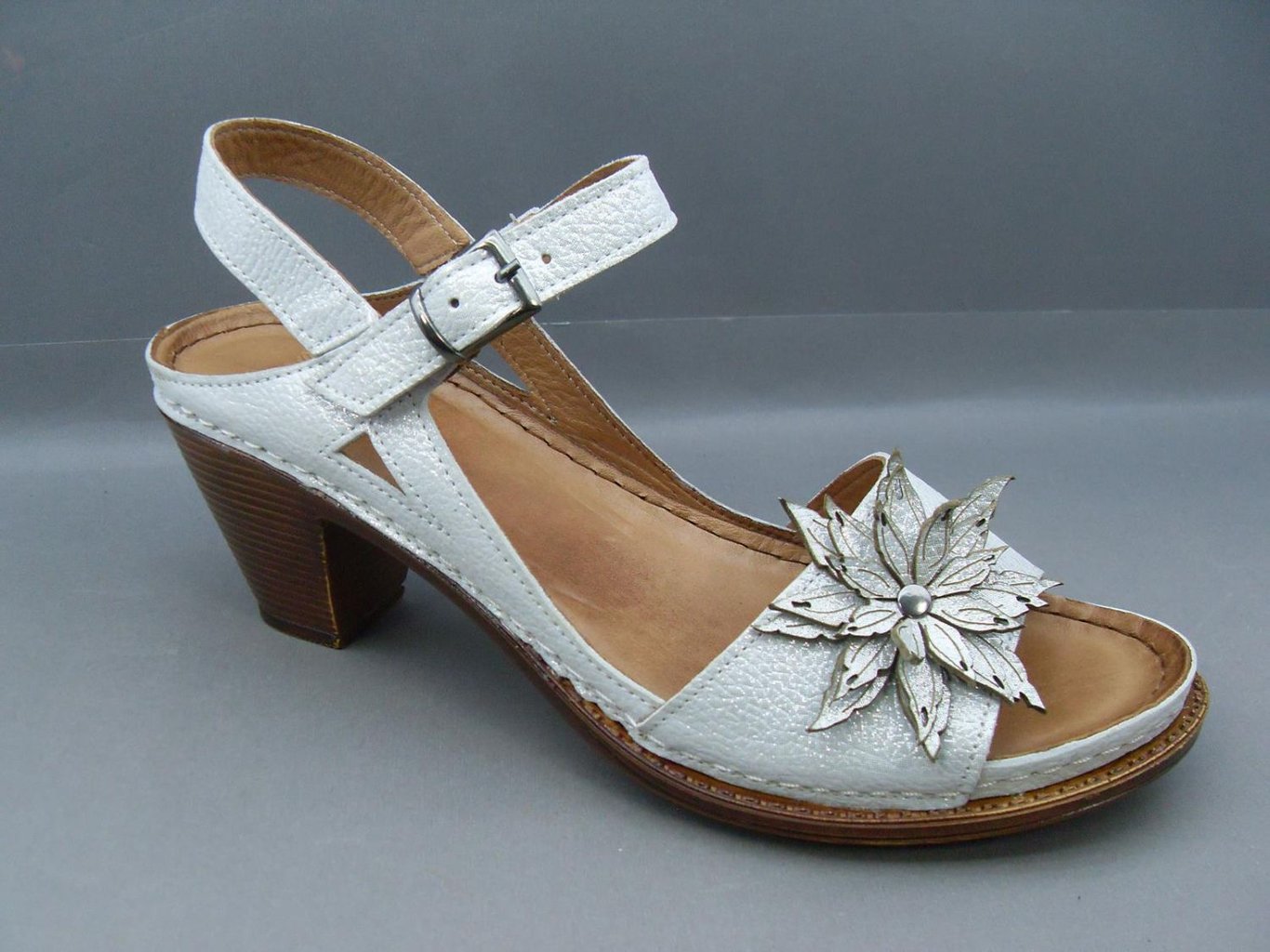 Elegante Blumen Leder Sommer Blockabsatz Sandale - Qualitatives Lederprodukt Hergestellt Von Karyoka Ayakkabi San Ve Diş Ti̇c. A.ş.. Kontakt Für B2B-Bestellungen.