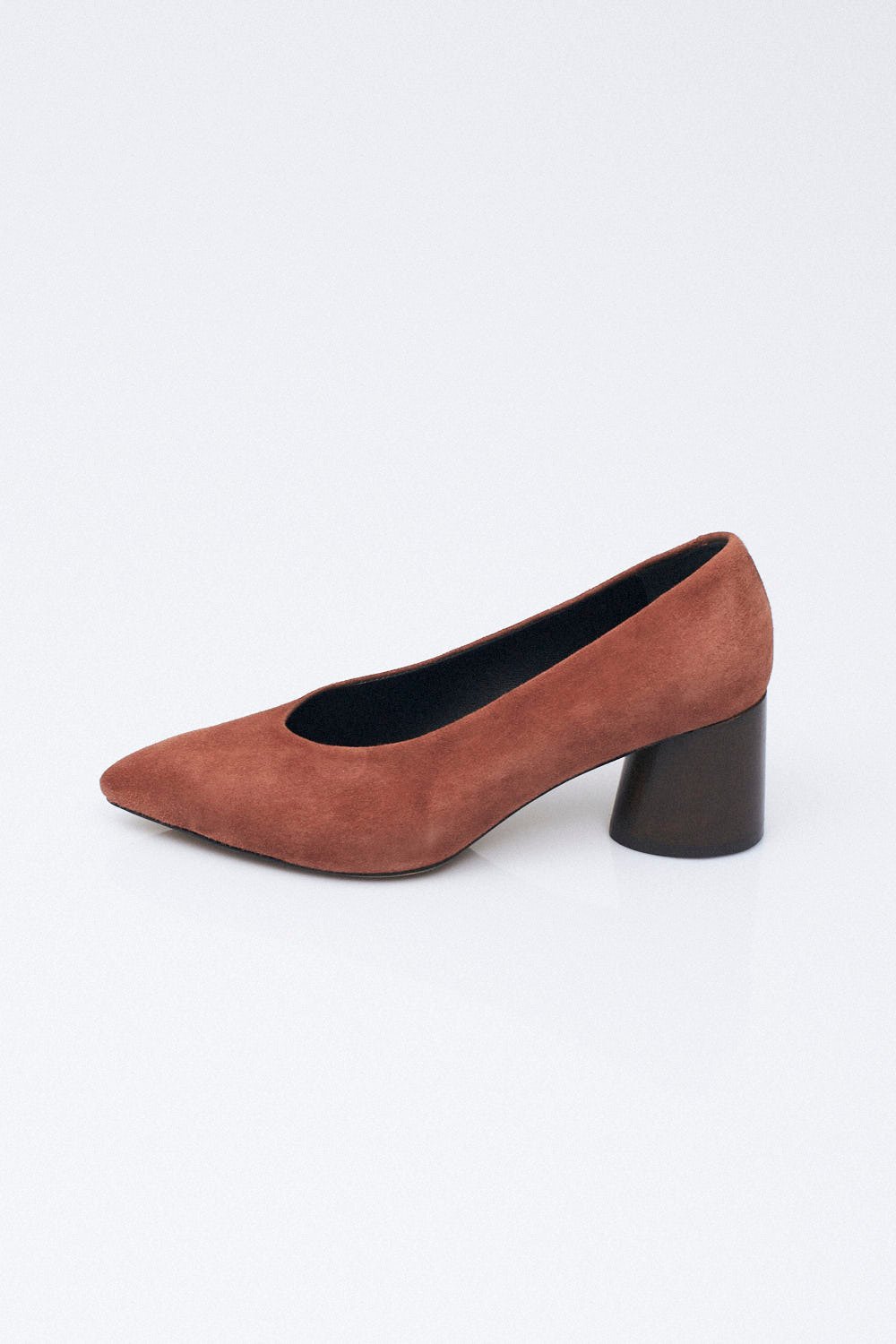 Elegant Suede Leather Pointed Toe Block Heel Pump - Quality Leather Product Manufactured By Derimer Deri San. Ve Tic. Ltd. Şti.. Contact For B2B Orders.