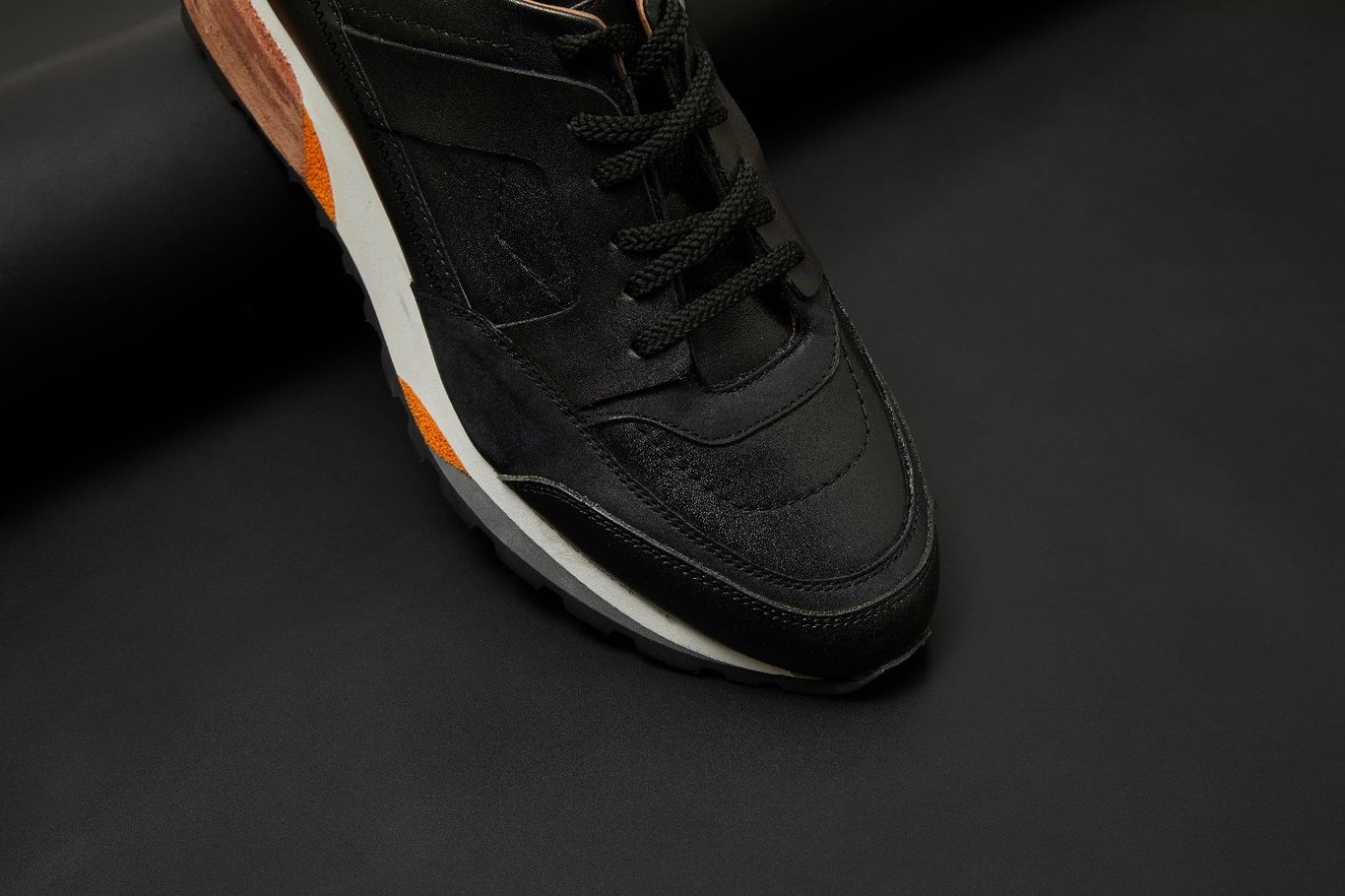 Elegantes Schwarzes Feinstrukturiertes Schuhleder - Qualitatives Lederprodukt Hergestellt Von Karaca Deri̇ Sanayi̇ Ve Ti̇c. Ltd. Şti̇.. Kontakt Für B2B-Bestellungen.