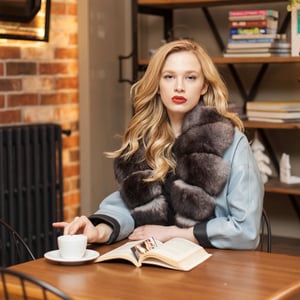 Elegante Damen Kalbsleder Jacke Mit Luxuriösem Pelzkragen - Qualitatives Lederprodukt Hergestellt Von G.r. Deri̇ Teksti̇l Ayakkabi Ve Hedi̇yeli̇k  Eşya Ürünleri̇ San.ve Ti̇c. Ltd. Şti̇.. Kontakt Für B2B-Bestellungen.