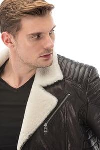 Herren Klassische Biker Lammfelljacke Gesteppte Schultern - Qualitatives Lederprodukt Hergestellt Von Simge Deri Tekstil San. Tic. Ltd. Şti. Kontakt Für B2B-Bestellungen.