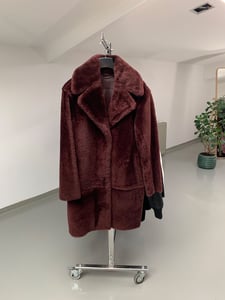 Eleganter Damen Lammfellmantel In Edlem Burgunderrot Mit Stil - Qualitatives Lederprodukt Hergestellt Von Aba Deri Sanayi Ve Ticaret Limited Şirketi. Kontakt Für B2B-Bestellungen.