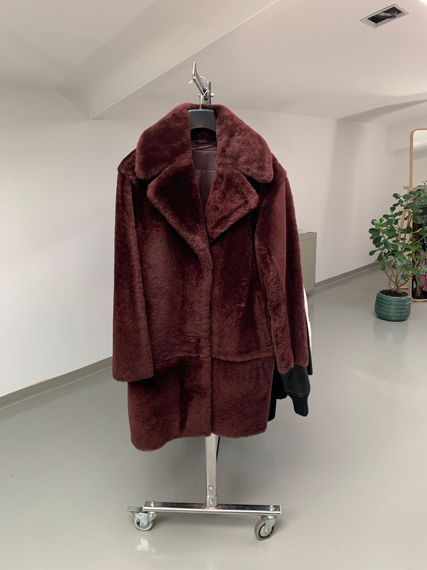 Eleganter Damen Lammfellmantel In Edlem Burgunderrot Mit Stil - Qualitatives Lederprodukt Hergestellt Von Aba Deri Sanayi Ve Ticaret Limited Şirketi. Kontakt Für B2B-Bestellungen.