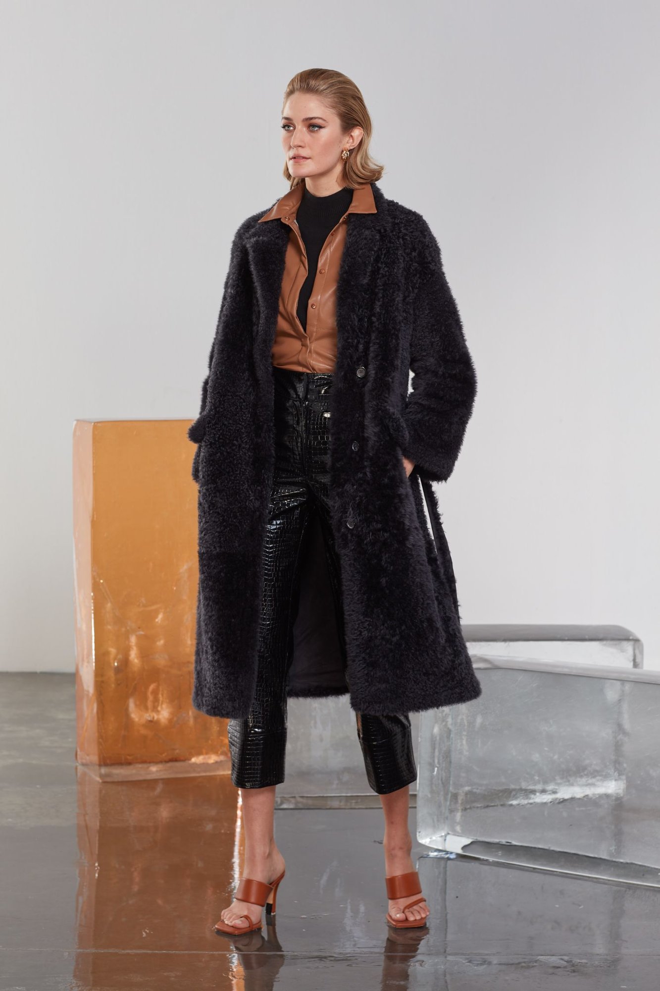 Eleganter Anthrazit Shearling Mantel Zeitlos - Qualitatives Lederprodukt Hergestellt Von Süed Mod Deri̇ci̇li̇k San Ve Ti̇c Ltd. Şti̇.. Kontakt Für B2B-Bestellungen.