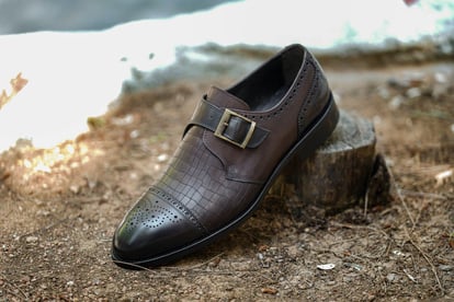 Elegante Krokoprägung Monk Strap Herrenschuhe - Qualitatives Lederprodukt Hergestellt Von Gokman Ayakkabi Ve Deri̇ Mamulleri̇ İth. İhr. San Ve Ti̇c. Ltd. Şti̇.. Kontakt Für B2B-Bestellungen.
