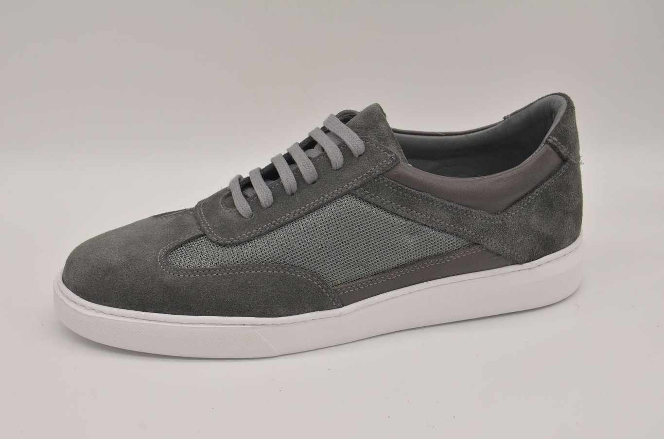 Mens Suede Leather Mesh Detailed Modern Chic Sneaker - Quality Leather Product Manufactured By Çetsan Ayakkabı Sanayi Ve Ticaret Limited Şirketi. Contact For B2B Orders.