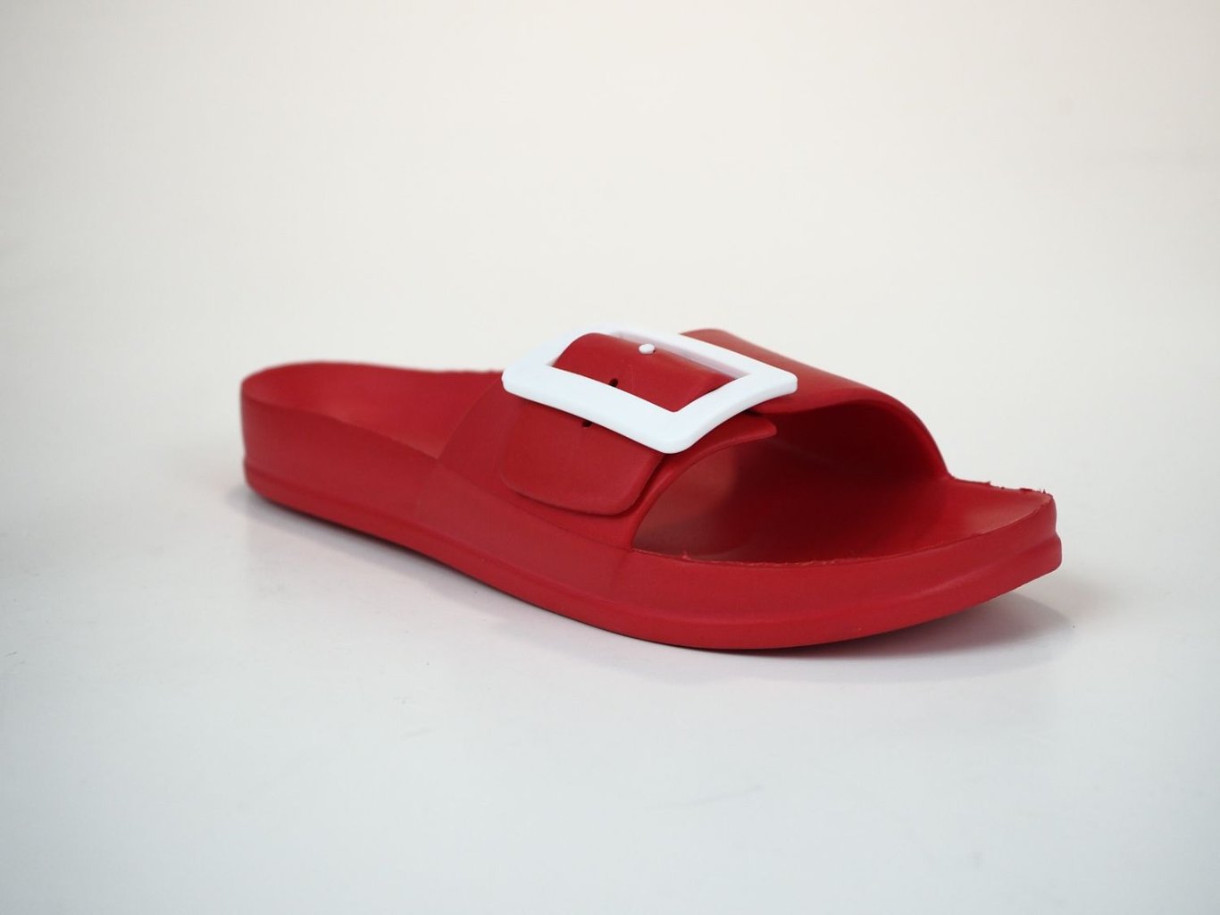 Modern White Buckle Bright Red Eva Slipper - Quality Leather Product Manufactured By Trizone Tedarik Kozmetik Dış Ticaret Ve Pazarlama A.ş.. Contact For B2B Orders.