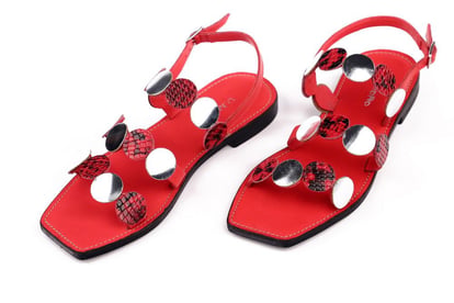 Stilvolle Leder Sandalen Mit Scheiben Design - Qualitatives Lederprodukt Hergestellt Von Kardeşler Kundura Deri Mam. İmal. Paz. İth. İhr. San. Ve Tic. Ltd. Şti.. Kontakt Für B2B-Bestellungen.