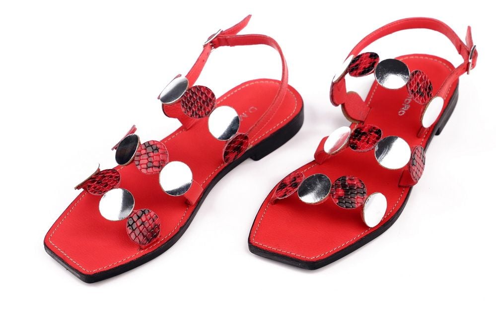 Stilvolle Leder Sandalen Mit Scheiben Design - Qualitatives Lederprodukt Hergestellt Von Kardeşler Kundura Deri Mam. İmal. Paz. İth. İhr. San. Ve Tic. Ltd. Şti.. Kontakt Für B2B-Bestellungen.