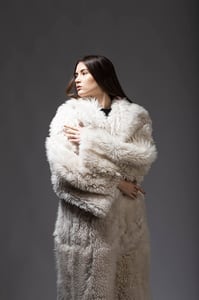 Elegant Cream Lamb Fur Coat Chic Design For Women - Quality Leather Product Manufactured By G.r. Deri̇ Teksti̇l Ayakkabi Ve Hedi̇yeli̇k  Eşya Ürünleri̇ San.ve Ti̇c. Ltd. Şti̇.. Contact For B2B Orders.