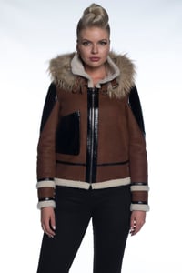 Damen Braune Schwarze Lackleder Kapuze Lammfelljacke - Qualitatives Lederprodukt Hergestellt Von Besnili Deri Petrol Gida Ve Mam. Dis Ti̇c. Ltd. Sti.. Kontakt Für B2B-Bestellungen.