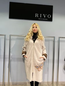 Eleganter Ziegen Shearling Mantel Schmetterling - Qualitatives Lederprodukt Hergestellt Von Ri̇-Vo Deri̇ Ve Teks. San. Ti̇c. Ltd. Şti̇.. Kontakt Für B2B-Bestellungen.