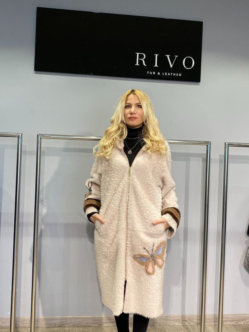Eleganter Ziegen Shearling Mantel Schmetterling - Qualitatives Lederprodukt Hergestellt Von Ri̇-Vo Deri̇ Ve Teks. San. Ti̇c. Ltd. Şti̇.. Kontakt Für B2B-Bestellungen.