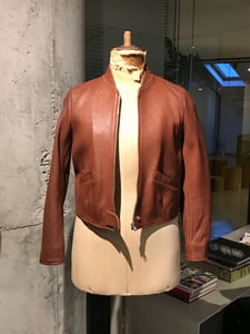 Elegante Cognacbraune Genarbte Leder Bomberjacke - Qualitatives Lederprodukt Hergestellt Von Aba Deri Sanayi Ve Ticaret Limited Şirketi. Kontakt Für B2B-Bestellungen.