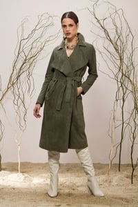 Eleganter Olivgrüner Wildleder Trenchcoat Damen - Qualitatives Lederprodukt Hergestellt Von Emelda Deri Konfeksiyon Turizm Insaat Sanayi Ve Dis  Ticaret Anonim Sirketi. Kontakt Für B2B-Bestellungen.