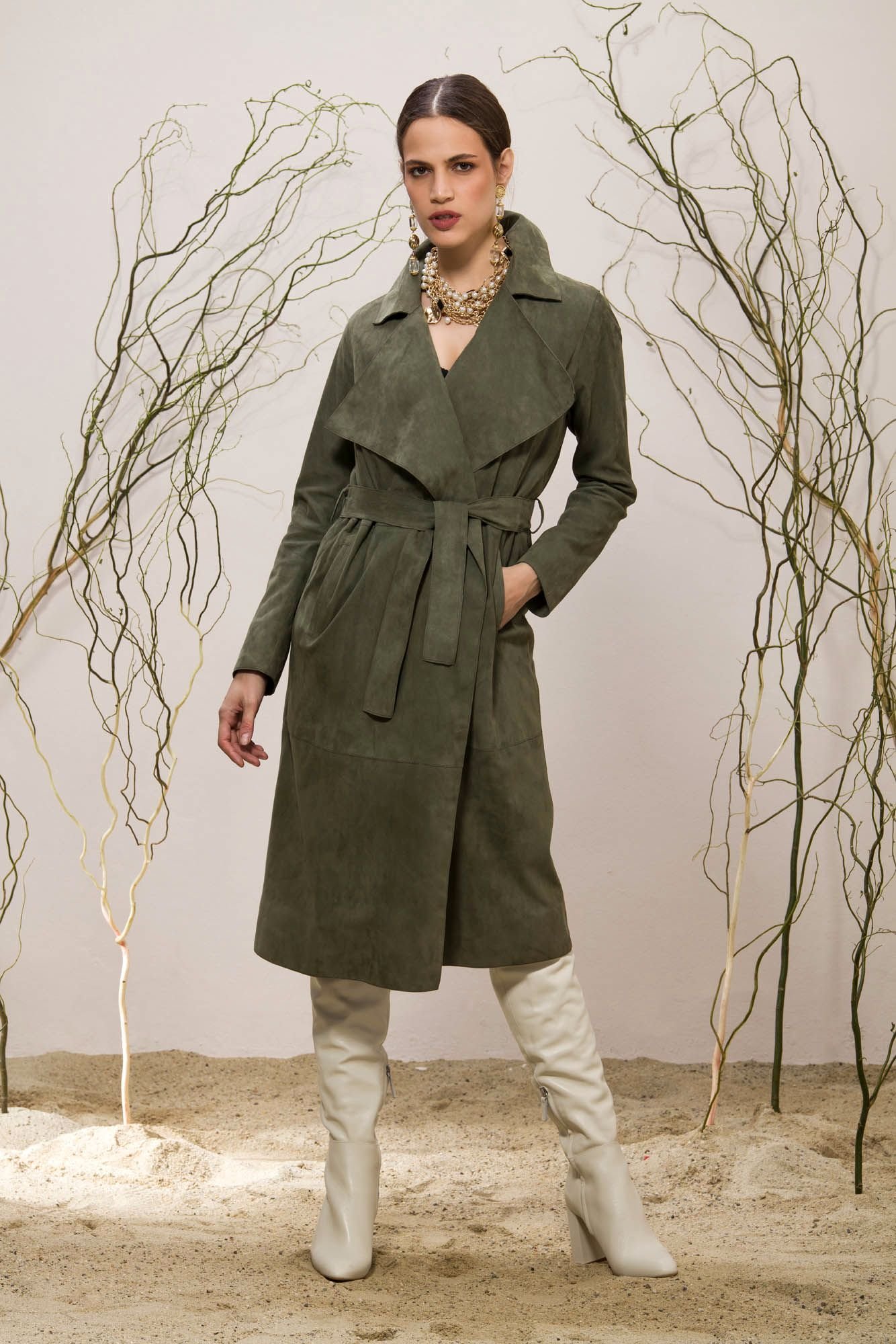 Eleganter Olivgrüner Wildleder Trenchcoat Damen - Qualitatives Lederprodukt Hergestellt Von Emelda Deri Konfeksiyon Turizm Insaat Sanayi Ve Dis  Ticaret Anonim Sirketi. Kontakt Für B2B-Bestellungen.