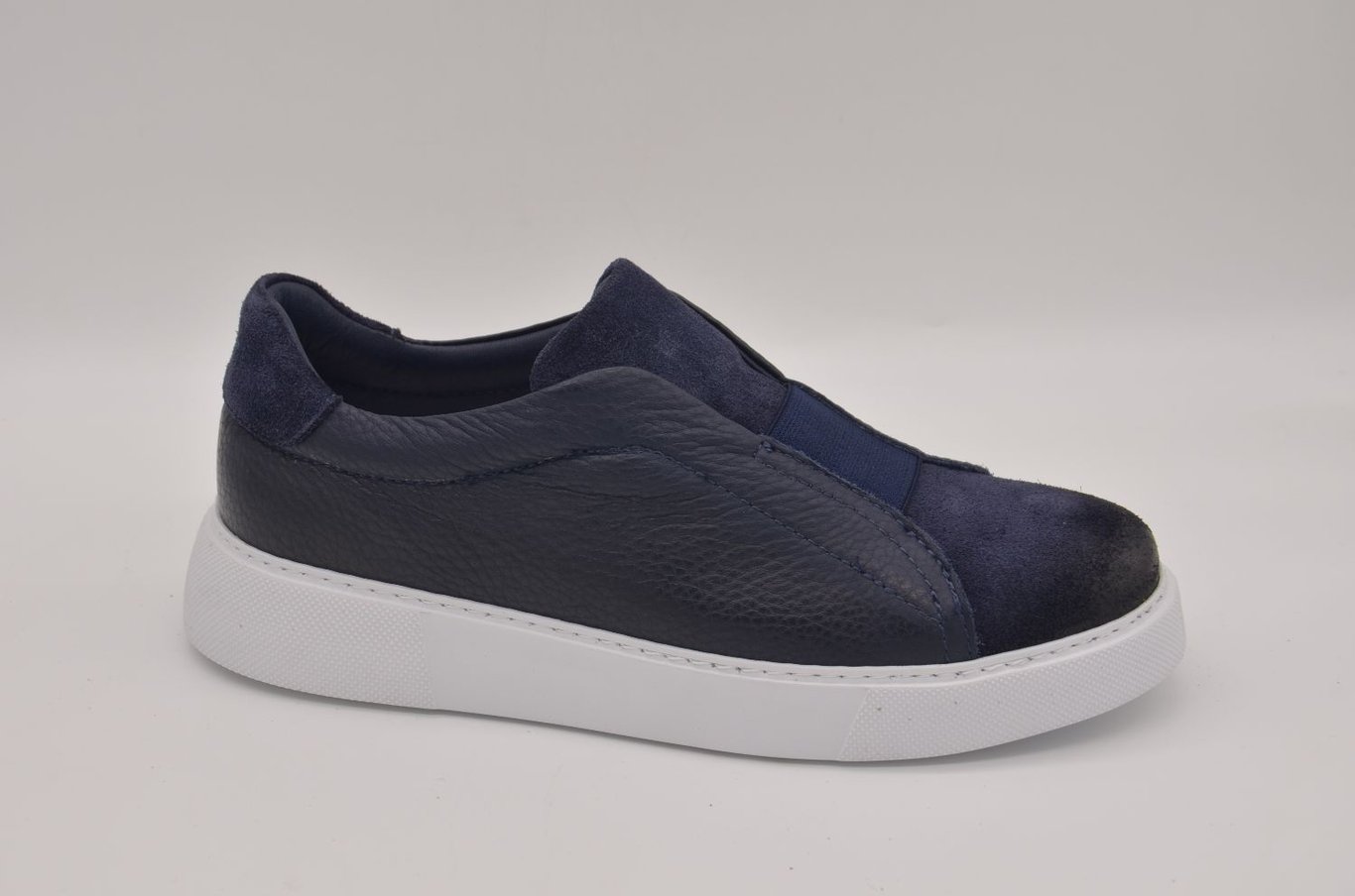 Damen Marineblau Genarbtes Leder Wildleder Slip On Freizeit Sneaker - Qualitatives Lederprodukt Hergestellt Von Çetsan Ayakkabı Sanayi Ve Ticaret Limited Şirketi. Kontakt Für B2B-Bestellungen.
